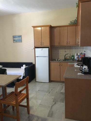 Makis Studios & Apartments