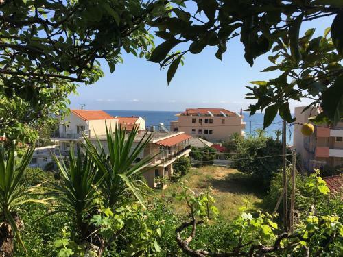 Makis Studios & Apartments