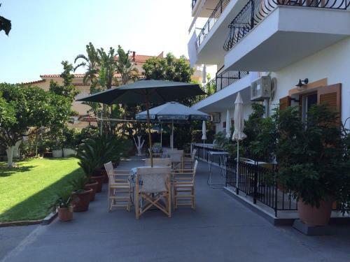 Makis Studios & Apartments