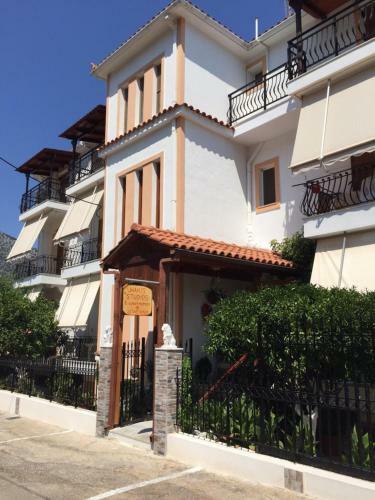 Makis Studios & Apartments