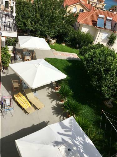Makis Studios & Apartments