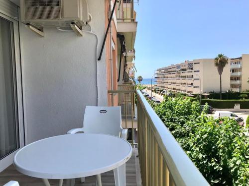 Apartamento Reformado Con Terraza Y En 2da Linea de Mar 146b - Inmo22