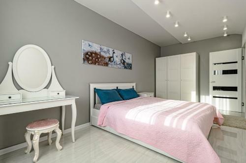 "7 ?-41" Apartment