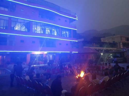 Isfania Hotel And Resturant