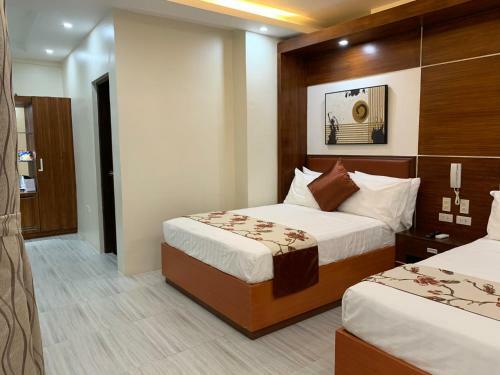 Rustic Crown Hotel