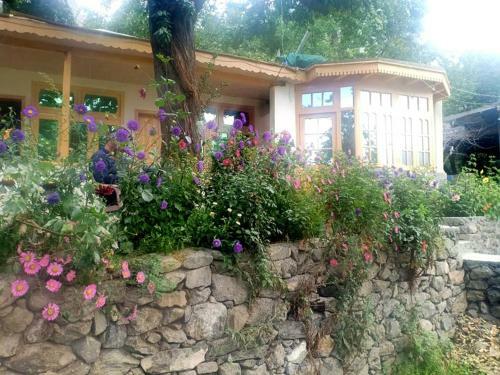 Hostal Mountain Refuge Guest House