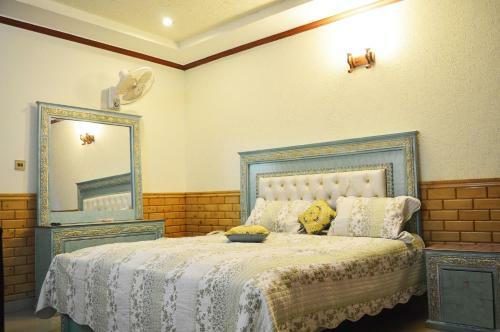 New Honey Moon Hotel & Restaurant