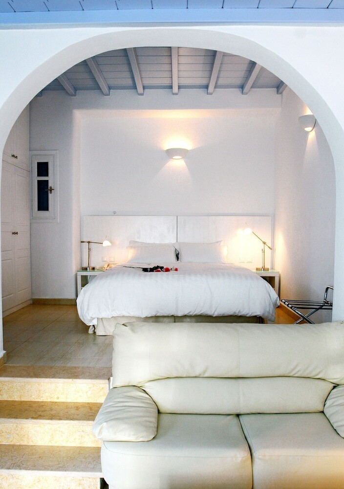 En Lefko Prive Suites Hotel