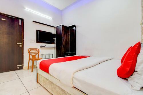 Vaccinated Staff - Oyo 74271 Hotel Nivri Palace
