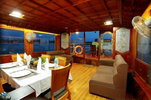 Pmc Houseboat