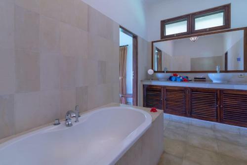 Villa Agus Mas - Serene & Calm Beachfront Villa!