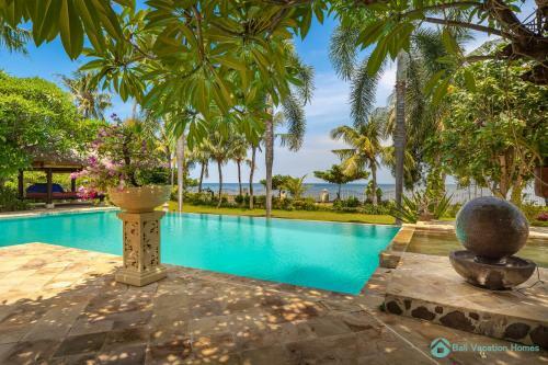 Villa Segara Murti - Stylish Beachfront Villa!