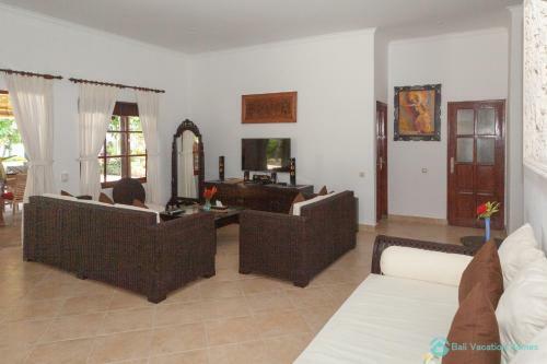 Villa Segara Murti - Stylish Beachfront Villa!