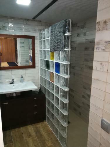 Caba�a De Madera Junto Al Lago Las Jaras