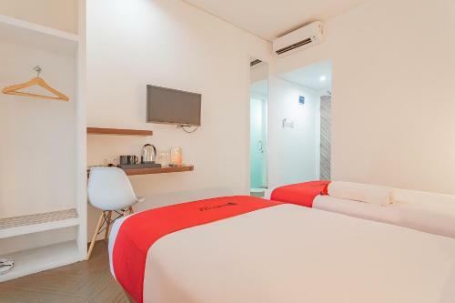 Reddoorz Premium @ Hotel Hebat