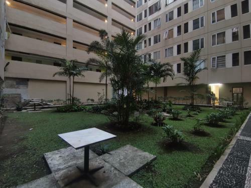 Cari 002 Emerald Tower Apartment