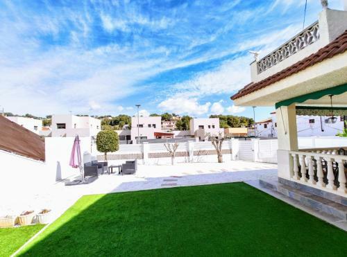 Apartamento Casa Con Jard�n Privado de 300m2 Y Piscina