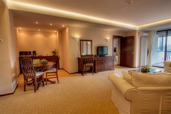 Hotel Alpin(.)