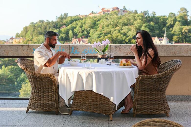 Hotel Aro Palace
