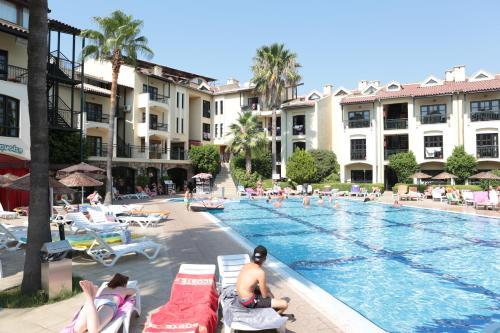 Club Turquoise Apart