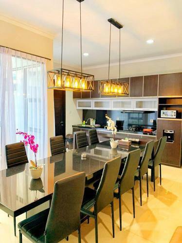 Villa Platinum Setrasari Guest House 5br Private Pool Bandung