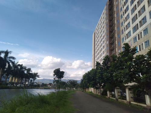 Emerald Tower Apartemen By Arra