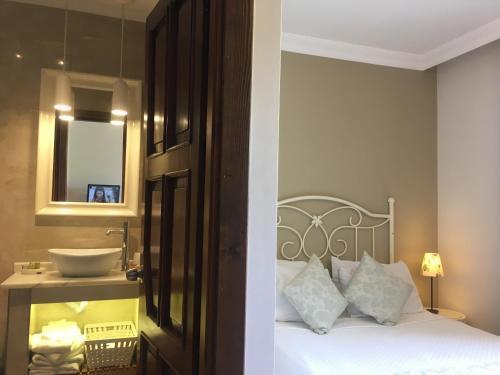 Hostal Piccolo Mondo Hotel