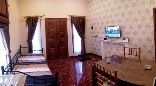 Hostal D'topadan Guest House