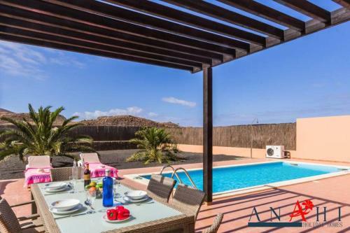 Anahi Homes- Villa Palm View