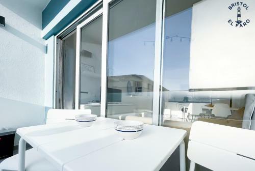 Apartamento Digital Bristol El Faro - Wifi Free & Pool - 3 Persons
