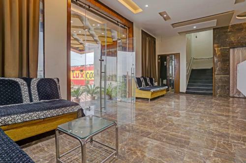 Oyo 81281 Hotel Jay Mahakali