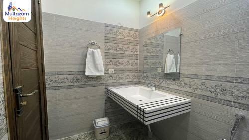 Apartamento Multazam Heights, Dha Phase 8