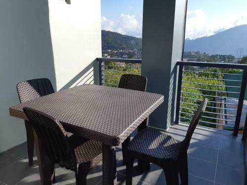 Restful 3br Hillside Duplex House