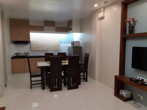 Restful 3br Hillside Duplex House