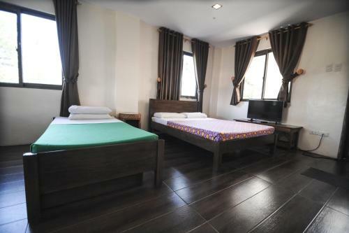 Hotel Pine Breeze Cottages