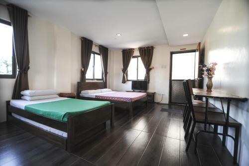 Hotel Pine Breeze Cottages