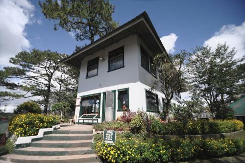Hotel Pine Breeze Cottages