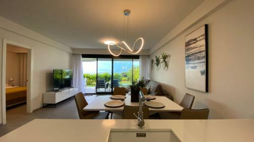 Modern Luxury 3-bed Apartment Front Beach Line