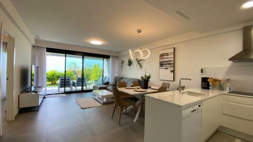 Modern Luxury 3-bed Apartment Front Beach Line