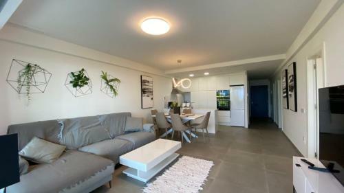 Modern Luxury 3-bed Apartment Front Beach Line