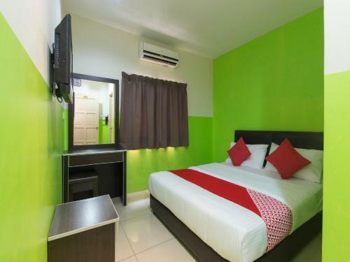 Oyo 44072 Mines Cempaka Hotel