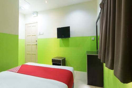Oyo 44072 Mines Cempaka Hotel