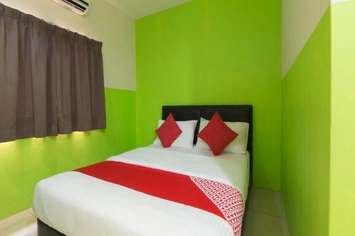 Oyo 44072 Mines Cempaka Hotel