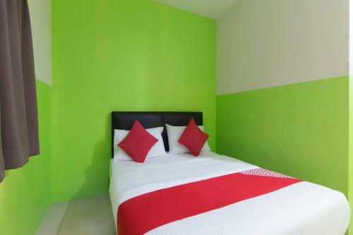 Oyo 44072 Mines Cempaka Hotel