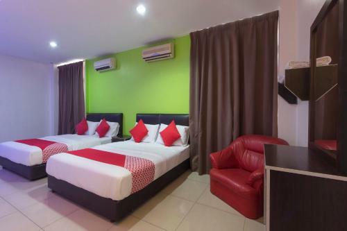Oyo 44072 Mines Cempaka Hotel
