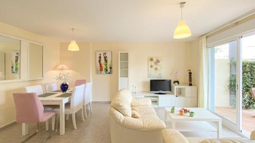 Comfortable 2-bedroom Apartment Near The Beach