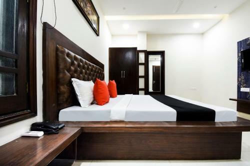 Capital O 60496 Hotel Avera