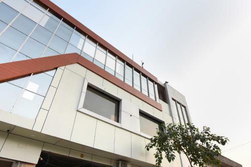Capital O 60496 Hotel Avera