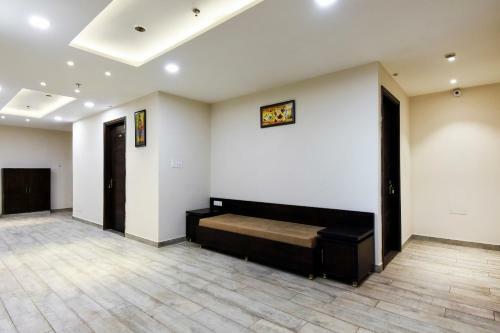 Capital O 60496 Hotel Avera