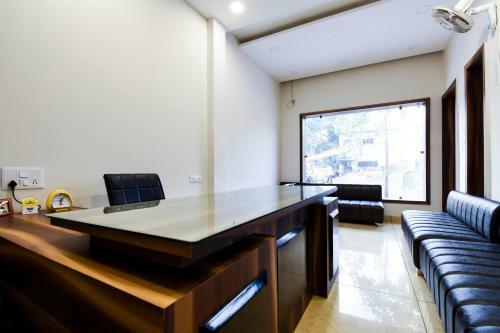 Capital O 60496 Hotel Avera